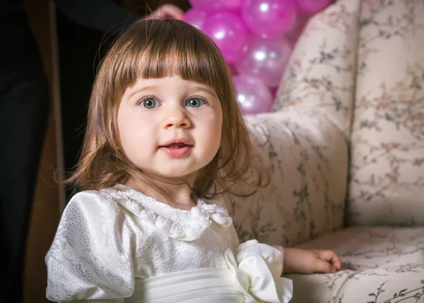 Bebé niña en vestido blanco —  Fotos de Stock