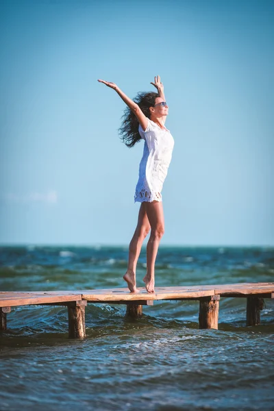 Kobieta na plaży — Zdjęcie stockowe