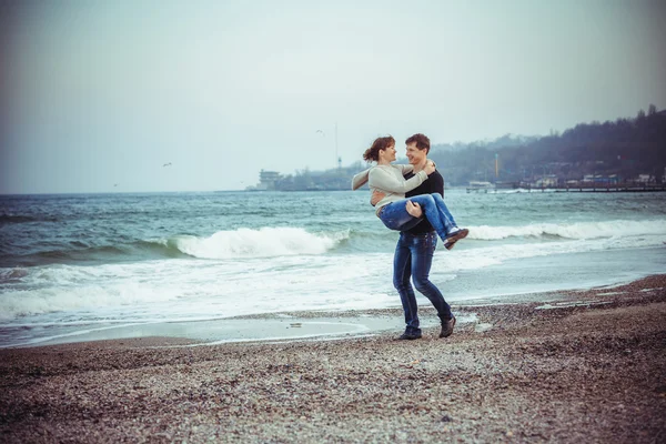 Glada par på stranden — Stockfoto