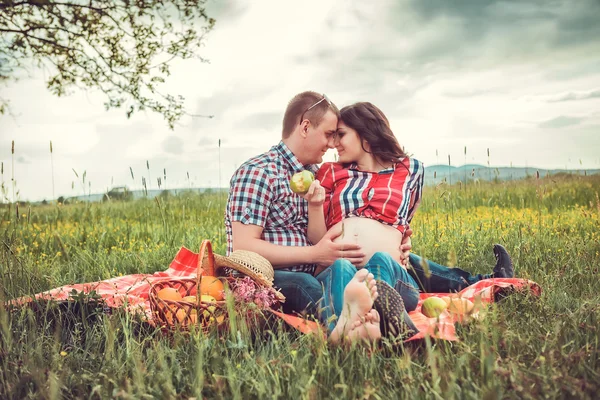 Těhotná žena jí jablka — Stock fotografie