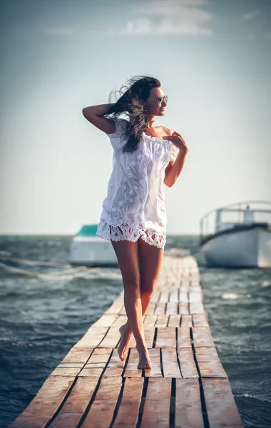 Nő a parton — Stock Fotó