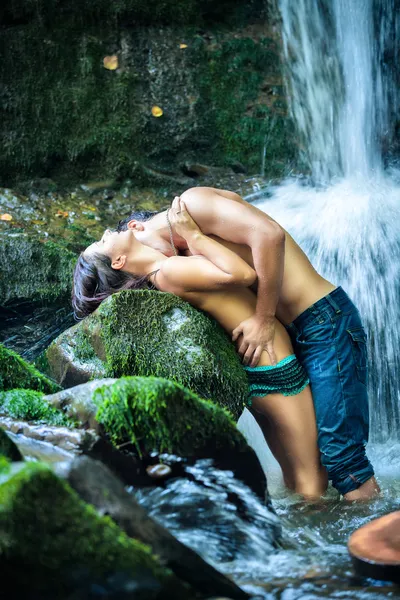 Couple under waterfall — Stock Photo, Image