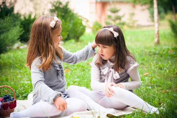 Problems between two girlfriends — Stock Photo, Image