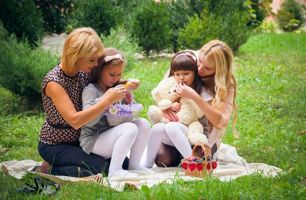 Gelukkige familie in tuin — Stockfoto