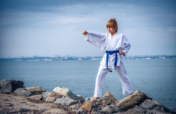 Ragazzo formazione karate — Foto Stock