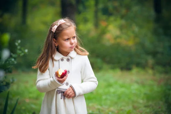 Flickan äta äpple — Stockfoto