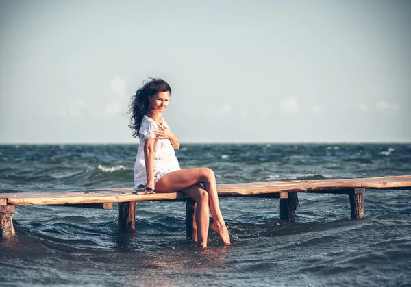 Mulher na praia — Fotografia de Stock