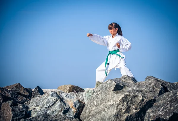 Dívka trénink karate — Stock fotografie