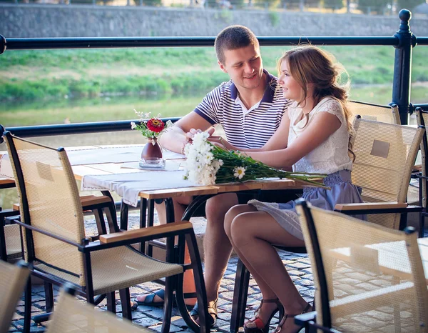 Pareja joven en la cafetería — Foto de Stock