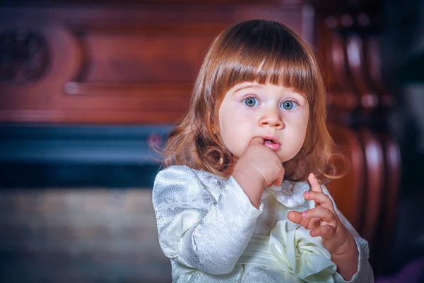 Baby flicka i vit klänning — Stockfoto