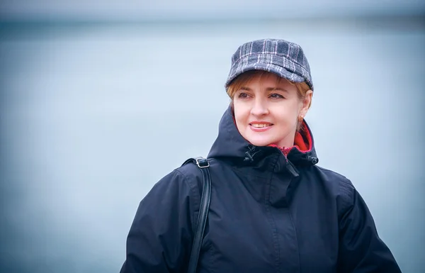 Herfst vrouw aan kust — Stockfoto