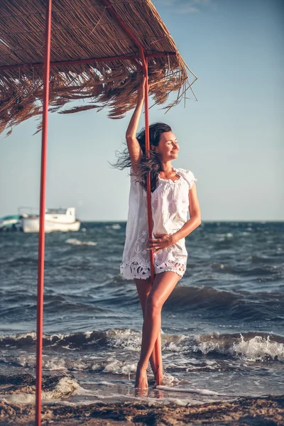 Mulher na praia — Fotografia de Stock