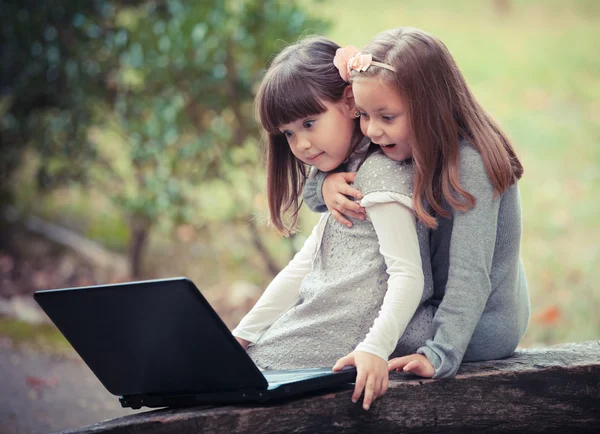 Namorada com laptop — Fotografia de Stock