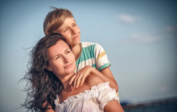 Mutter und Sohn auf See — Stockfoto