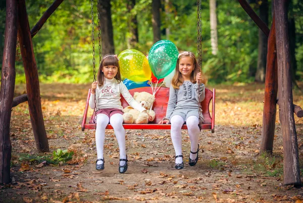 Kız parkta salıncak üzerinde — Stok fotoğraf