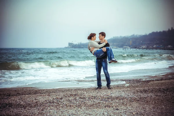 Couple heureux sur la plage — Photo