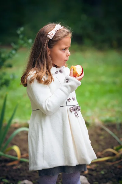 Ragazza mangiare mela — Foto Stock