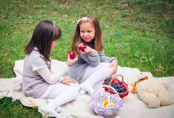 Vriendinnen in park — Stockfoto