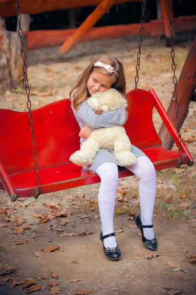 Girl embraces bear — Stock Photo, Image