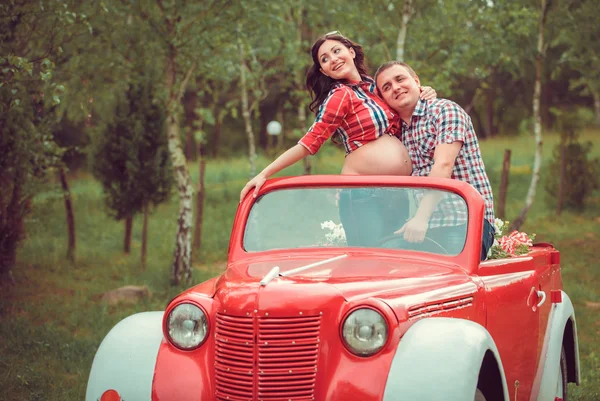 Zwangere vrouw met echtgenoot — Stockfoto