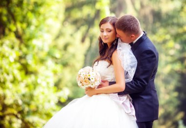 Gelin ve damat parkta
