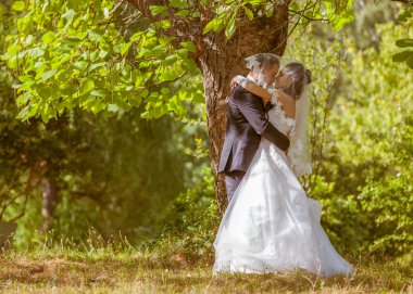 Gelin ve damat parkta