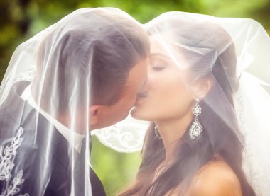 Gelin ve damat parkta