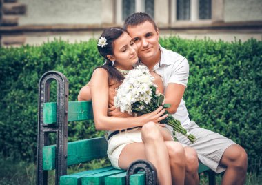 Parktaki genç çift.