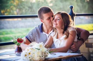 Kafedeki genç çift.