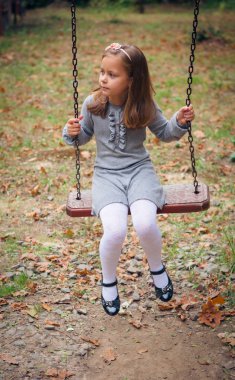 salıncakta gülümseyen kız