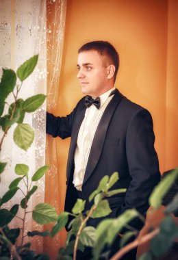 genç adam giyen smokin