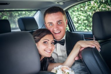 gelin ve damat arabada