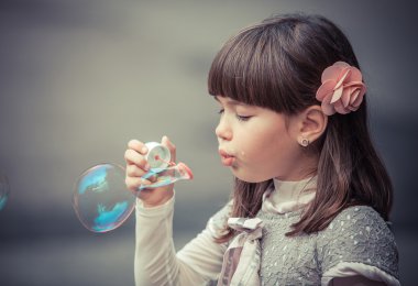 Küçük Kız Baloncuklar Üflüyor