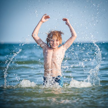 Denizdeki çocuk