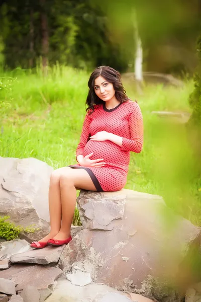 Hamile kadın açık — Stok fotoğraf