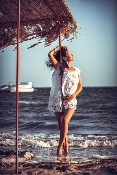 Woman on beach — Stock Photo, Image