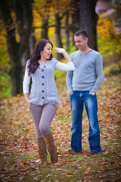 Pareja en otoño — Foto de Stock