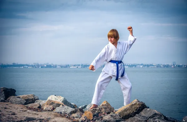 Ragazzo formazione karate — Foto Stock