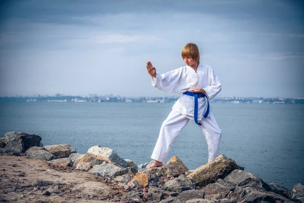 Ragazzo formazione karate — Foto Stock