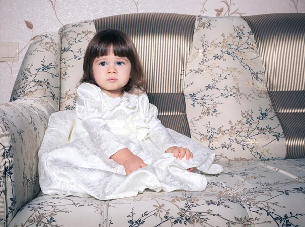 Menina bebê em vestido branco — Fotografia de Stock