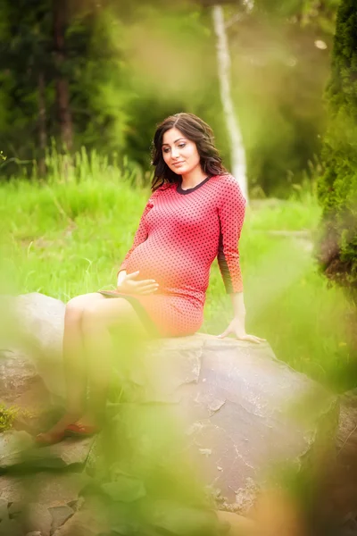 Zwangere vrouw buiten — Stockfoto