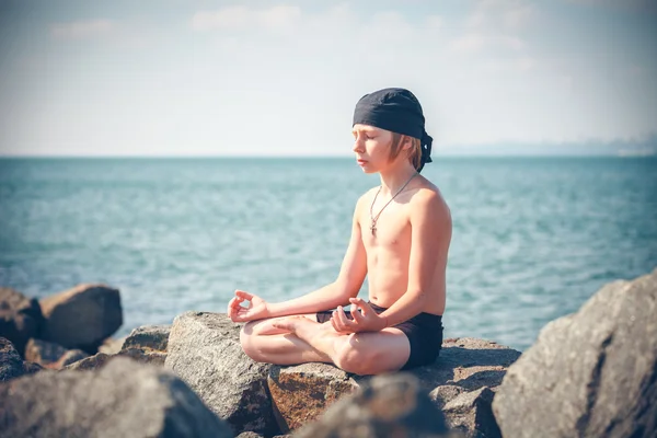 Garçon pratiquant le yoga — Photo
