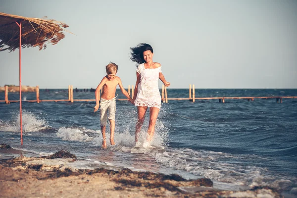 Mãe e filho na praia — Fotografia de Stock