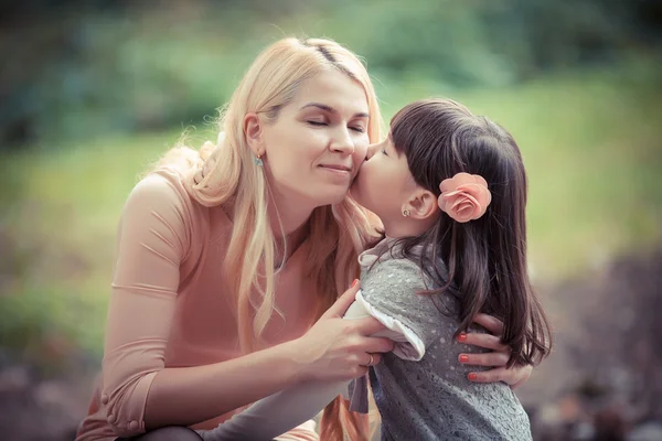 Anne ile kızı Park — Stok fotoğraf