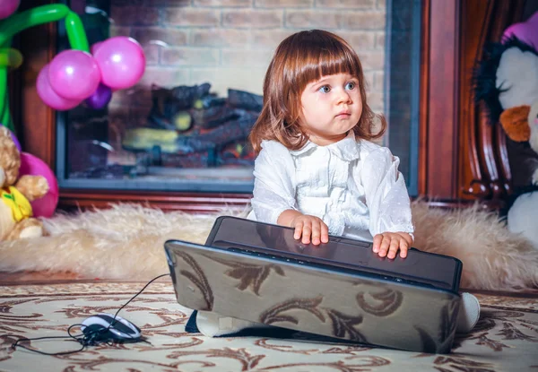 Menina do bebê com laptop — Fotografia de Stock