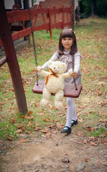 Chica y oso divertido — Foto de Stock