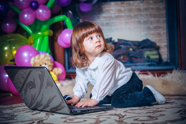 Babymeisje met laptop — Stockfoto