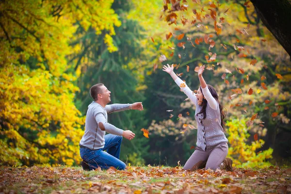 Couple in  autumn — Stock Photo, Image
