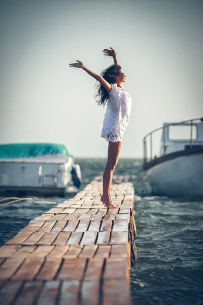 Woman   on  beach — Stock Photo, Image