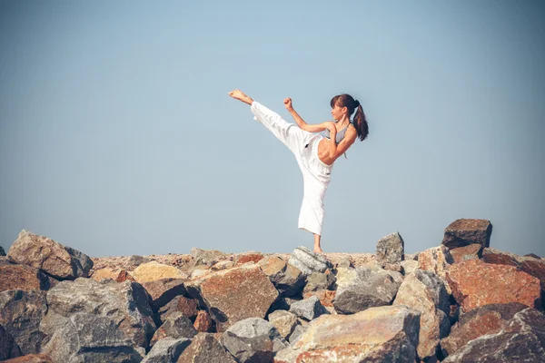 Dívka trénink karate — Stock fotografie